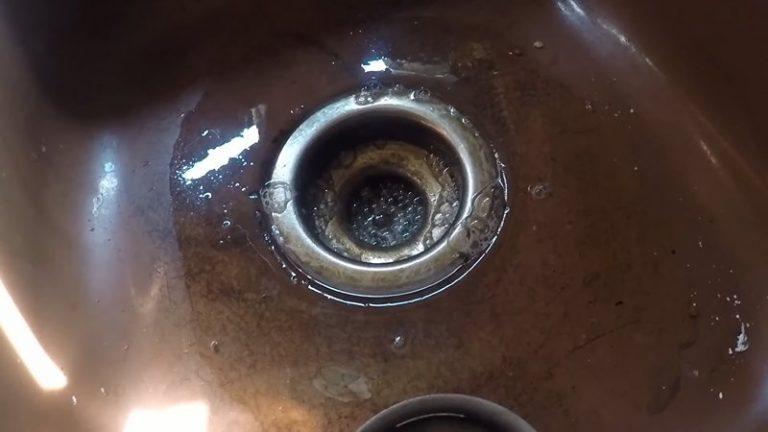 Clean Stinky Drain With Vinegar and Baking Soda [Proper Method]